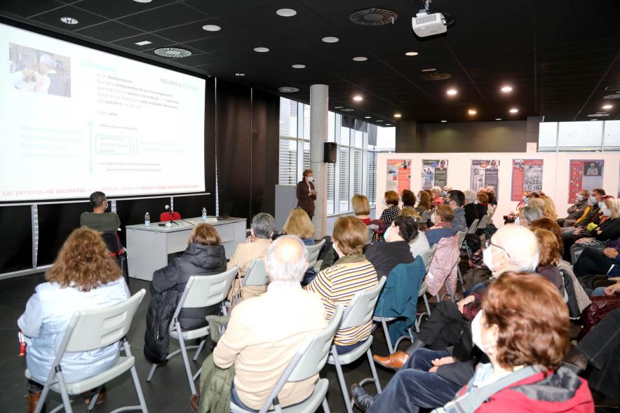  Miércoles en Abierto - Charla de Margarita del Val -   Imagen lejana de un momento de la charla, donde vemos a Margarita del Val en el atril.