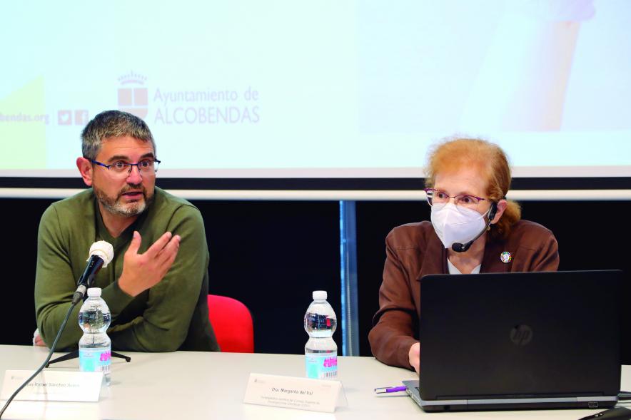 Miércoles en Abierto - Charla de Margarita del Val - Imagen del vicealcalde Rafael Sánchez Acera y Margarita del Val en la mesa de conferenciantes.