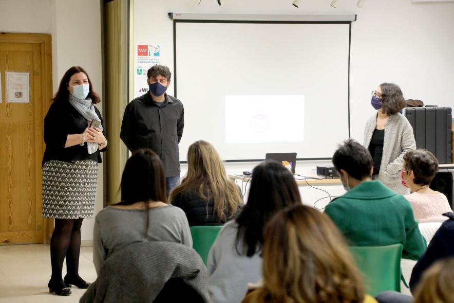 Mesa Técnica del Pacto Social contra la Violencia de Género -  Plano de los ponentes y parte de los asistentes.
