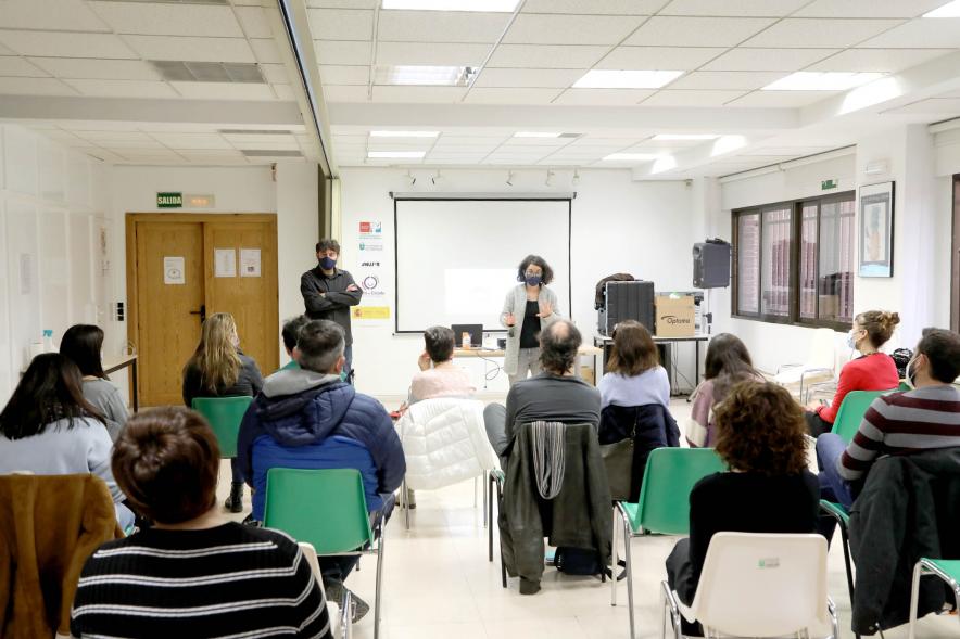 Mesa Técnica del Pacto Social contra la Violencia de Género -  Plano de los ponentes y parte de los asistentes.
