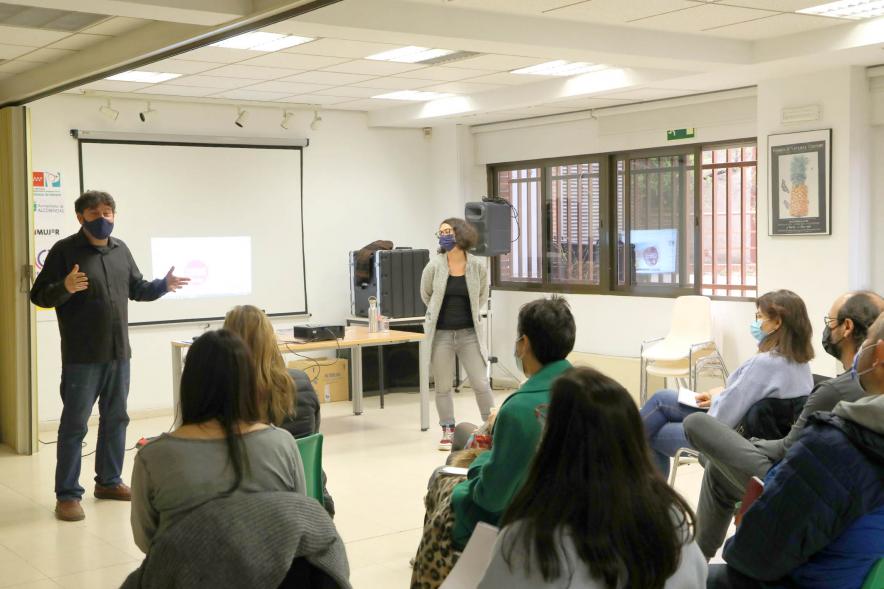 Mesa Técnica del Pacto Social contra la Violencia de Género -  Plano de uno de los ponentes y parte de los asistentes.