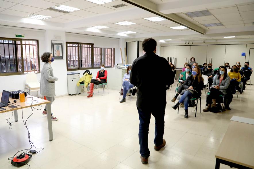 Mesa Técnica del Pacto Social contra la Violencia de Género -  Plano posterior de los ponentes y parte de los asistentes.