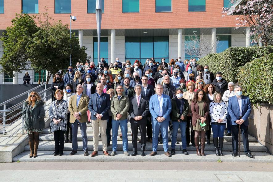  Minuto de Silencio por el Día Europeo de las Víctimas de Terrorismo -Imagen de toda la corporación municipal a las puertas del edificio consistorial donde se guarda un minuto de silencio.