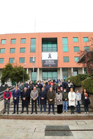 Minuto de Silencio por el Día Europeo de las Víctimas de Terrorismo - Imagen de toda la corporación municipal a las puertas del edificio consistorial donde se guarda un minuto de silencio.