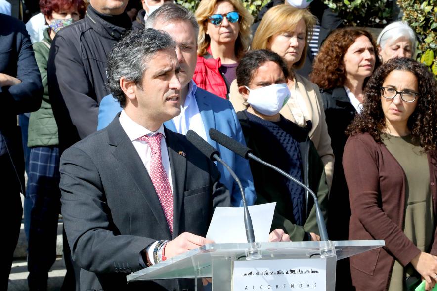 Minuto de Silencio Contra la Guerra de Ucrania - Imagen del alcalde Aitor Retolaza en un momento de su intervención.