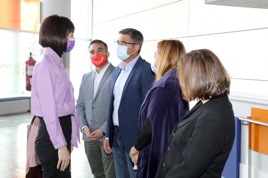 Delegación municipal charla con una galardonada