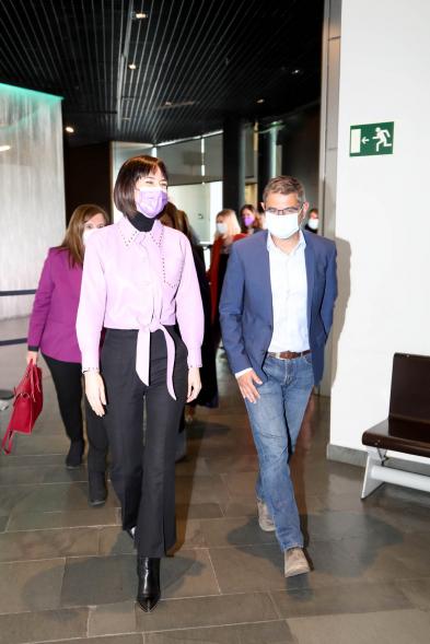 Alcalde Sánchez Acera con una galardonada
