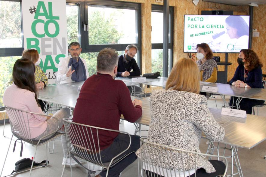 Pacto por la Ciencia - Imagen panorámica de todos los asistentes a la reunión.