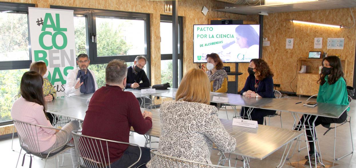 Pacto por la Ciencia - Imagen panorámica de todos los asistentes a la reunión.