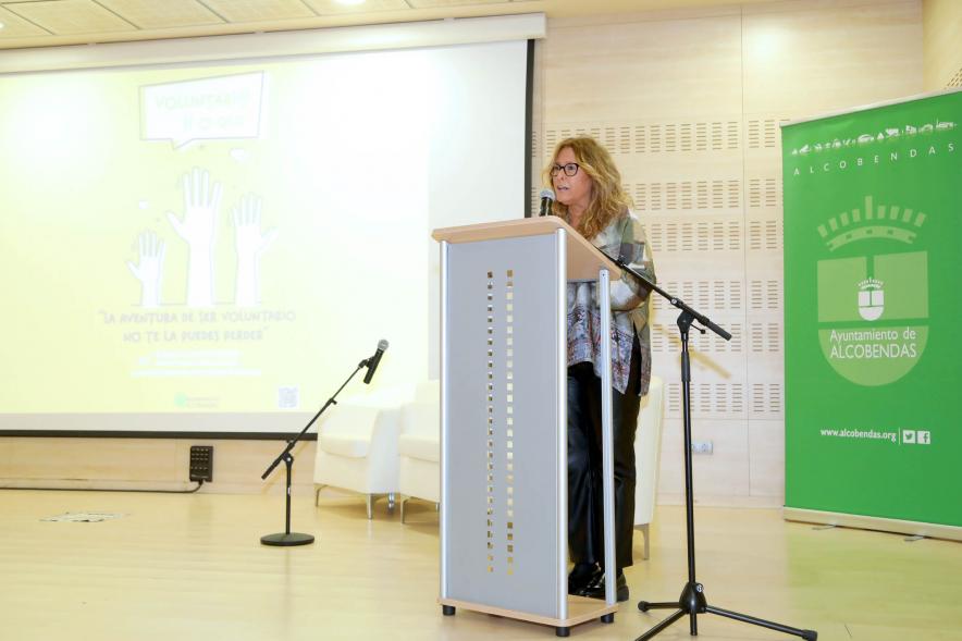Detalle plano entero participante a la presentación Programa de voluntariado