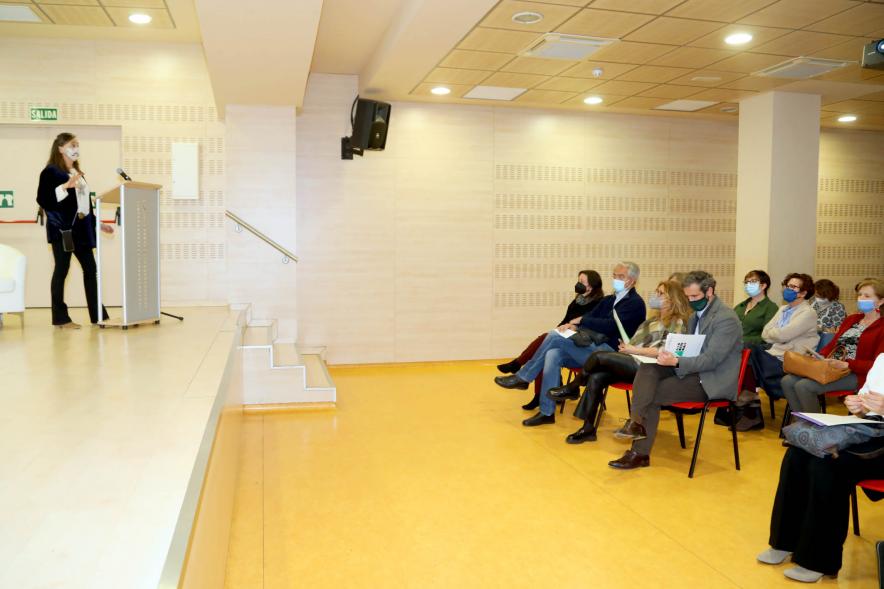 Detalle plano entero participante a la presentación Programa de voluntariado