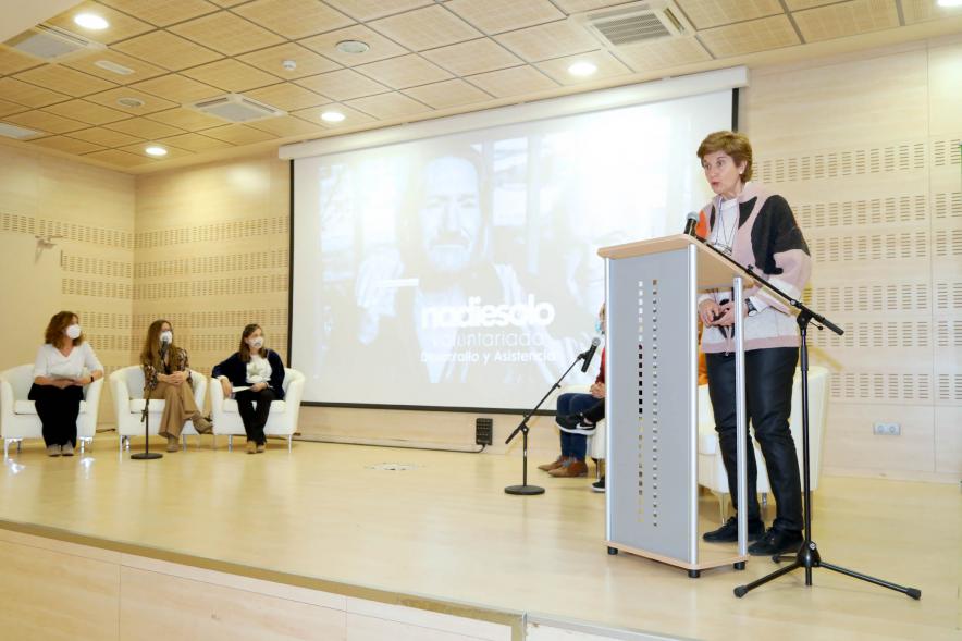 Detalle plano entero participante a la presentación Programa de voluntariado