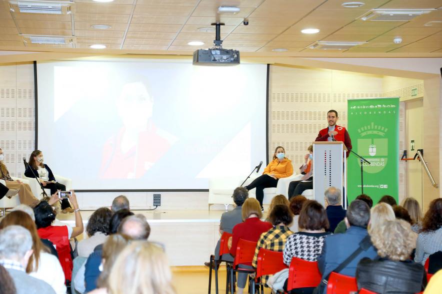 Detalle plano entero participante a la presentación Programa de voluntariado