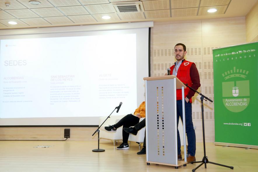 Detalle plano entero participante a la presentación Programa de voluntariado