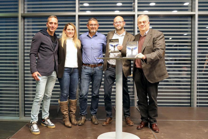 Presentación del Libro de David Galván "Bailando con Lobos hacia la Luz" -  Imagen del autor con las autoridades municipales.