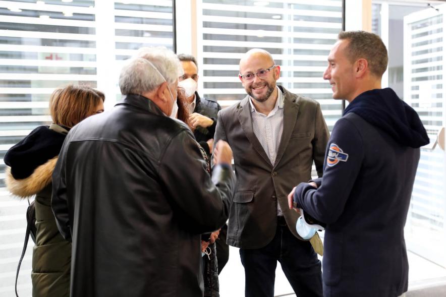 Presentación del Libro de David Galván "Bailando con Lobos hacia la Luz" -  Imagen del autor con la prensa.