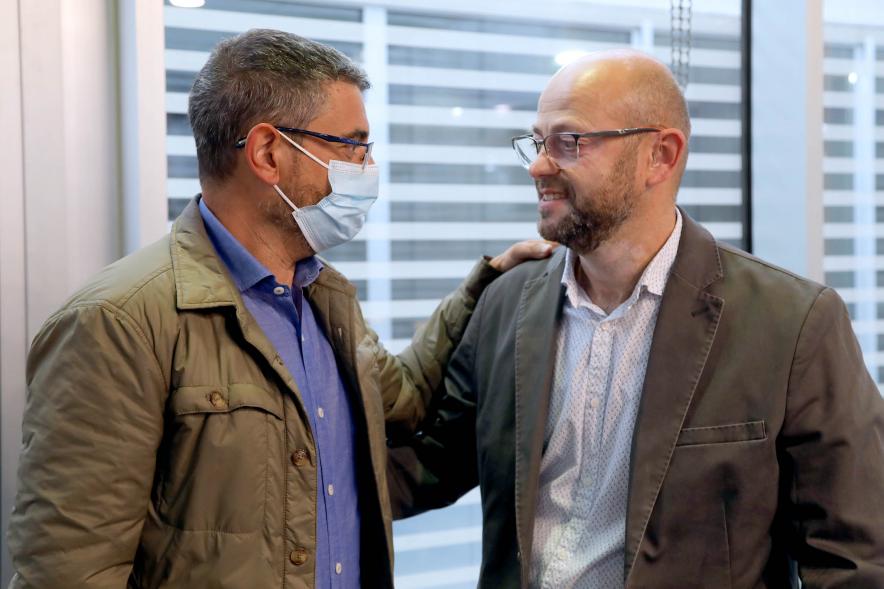 Presentación del Libro de David Galván "Bailando con Lobos hacia la Luz" -  Imagen del autor con el vicealcalde Sánchez Acera.