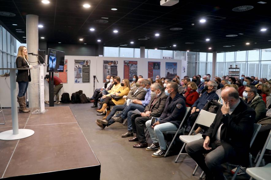 Presentación del Libro de David Galván "Bailando con Lobos hacia la Luz" -  Imagen lateral de los asistentes a la  presentación del libro.