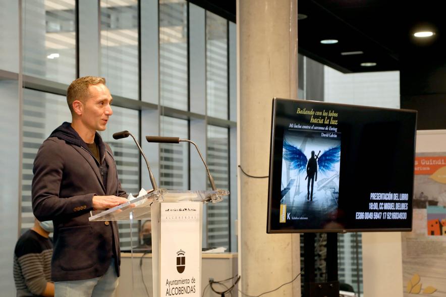 Presentación del Libro de David Galván "Bailando con Lobos hacia la Luz" -  Javier Carrasco, Presidente de la  Fundación La sonrisa de Alex, hablando sobre el libro.
