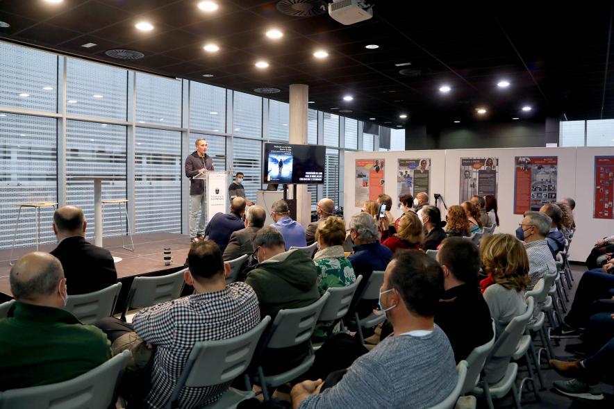 Presentación del Libro de David Galván "Bailando con Lobos hacia la Luz" -  Javier Carrasco, Presidente de la  Fundación La sonrisa de Alex, hablando sobre el libro.