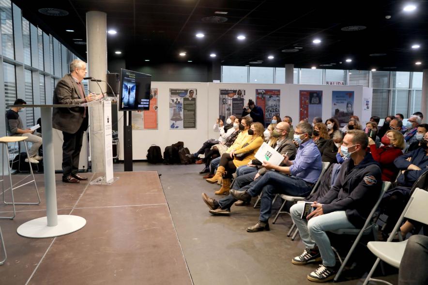 Presentación del Libro de David Galván "Bailando con Lobos hacia la Luz" - Imagen lateral de la  primera fila de autoridades y del autor.  