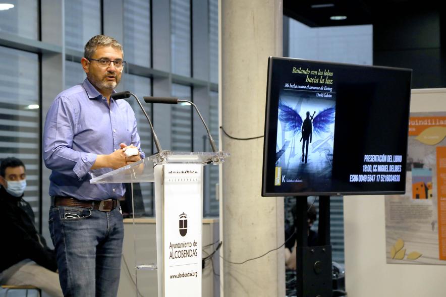 Presentación del Libro de David Galván "Bailando con Lobos hacia la Luz" -  Imagen del  discurso del  vicealcalde Sánchez Acera.