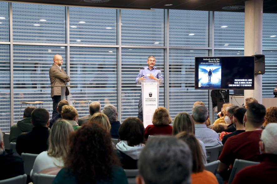 Presentación del Libro de David Galván "Bailando con Lobos hacia la Luz" -  Primer plano del Vicealcalde Sánchez Acerca con el autor. 