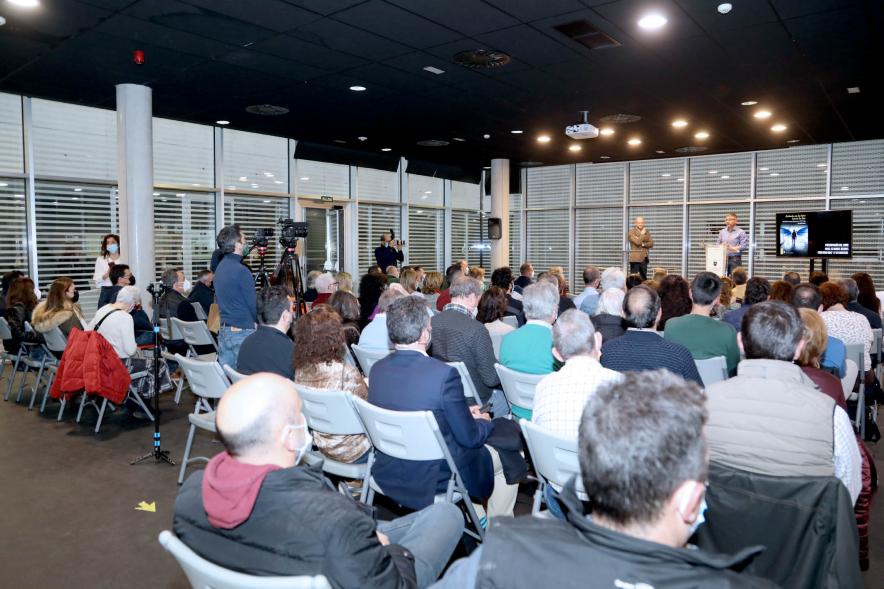 Presentación del Libro de David Galván "Bailando con Lobos hacia la Luz" -  Imagen posterior de todos los asistentes a la presentación.