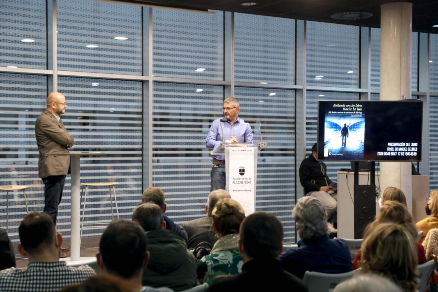 Presentación del Libro de David Galván "Bailando con Lobos hacia la Luz" -  Imagen del vicealcalde  Sánchez Acera y del autor. 