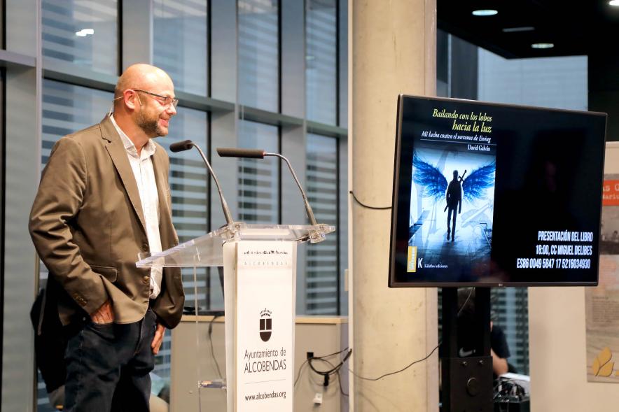 Presentación del Libro de David Galván "Bailando con Lobos hacia la Luz" - Primer plano del discurso del autor.