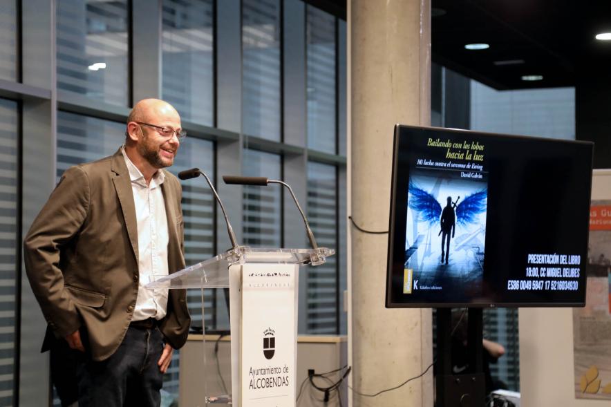 Presentación del Libro de David Galván "Bailando con Lobos hacia la Luz" -  Primer plano del autor. 