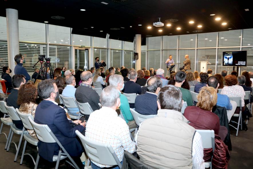 Presentación del Libro de David Galván "Bailando con Lobos hacia la Luz" - Imagen posterior de todos los asistentes a la presentación.