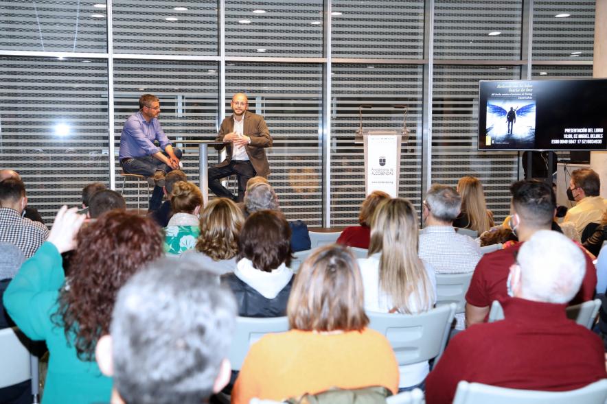   Presentación del Libro de David Galván "Bailando con Lobos hacia la Luz" -  Diálogo entre el vicealcalde Sánchez Acera y el autor.