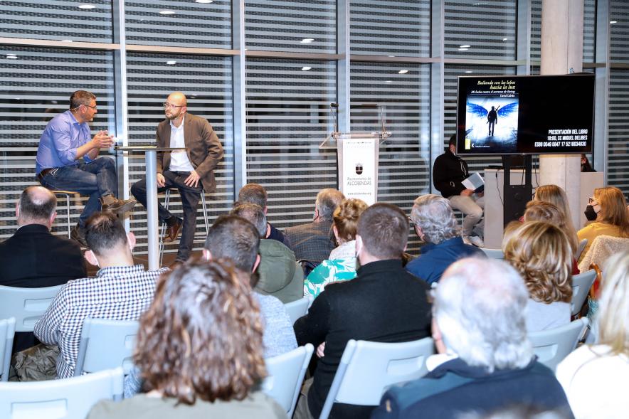 Presentación del Libro de David Galván "Bailando con Lobos hacia la Luz" -  Diálogo entre el vicealcalde Sánchez Acera y el autor.