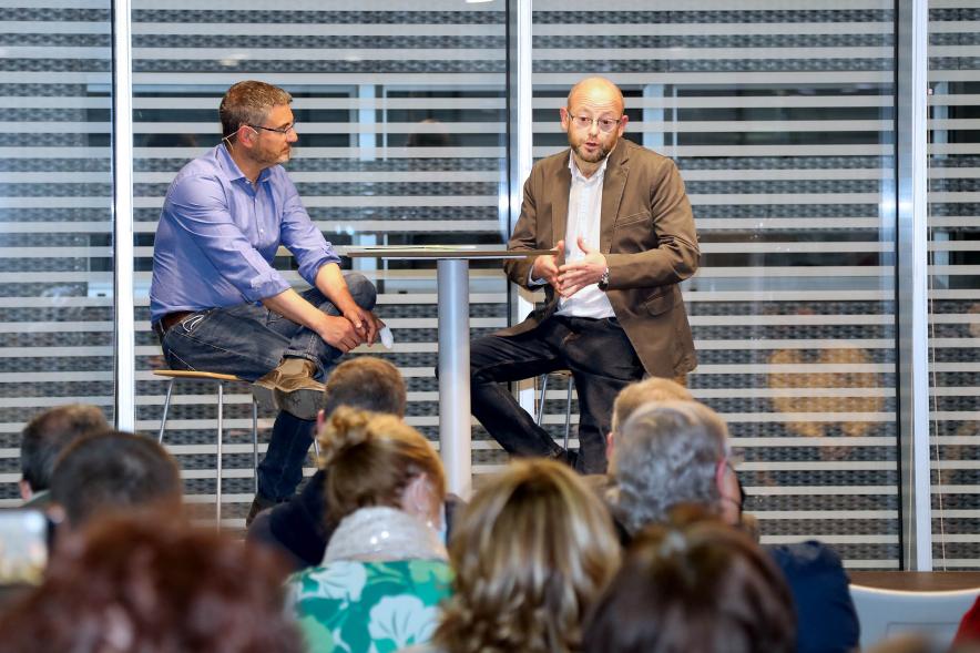 Presentación del Libro de David Galván "Bailando con Lobos hacia la Luz" -  Diálogo entre el vicealcalde Sánchez Acera y el autor.
