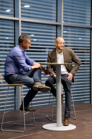 Presentación del Libro de David Galván "Bailando con Lobos hacia la Luz" -  Conversación entre el vicealcalde Sánchez Acera y el autor.