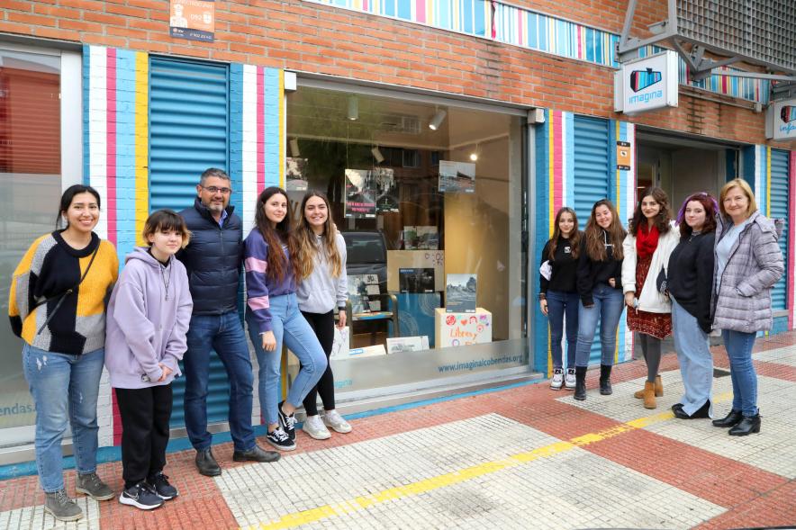Vicealcalde posa con las chicas de Safer Cities