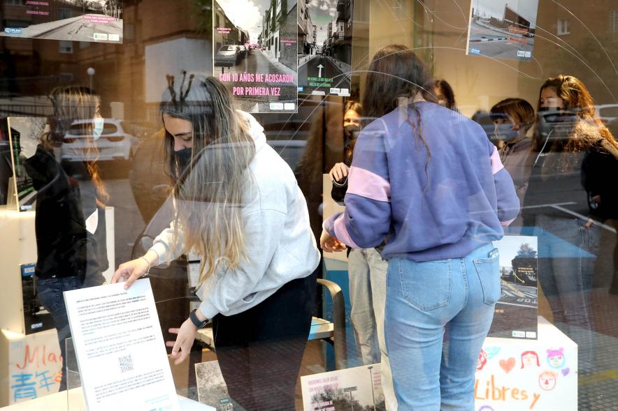 Miembros de Safer Cities preparando el evento