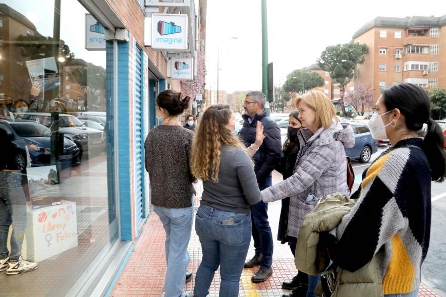Concejal por PSOE Ofelia Culebradas charla con miembros de Safer Cities en el exterior del centro imagina