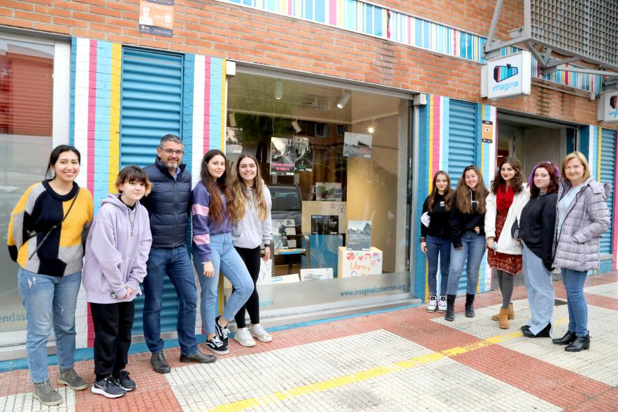 Posado general en la puerta del centro imagina