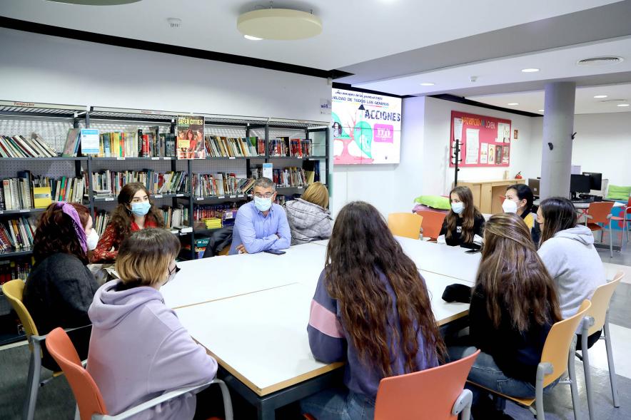 Representantes de cada una de las partes debatiendo