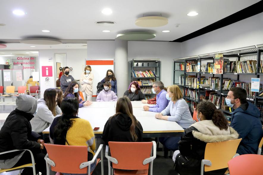 Asistentes debatiendo en el centro imagina