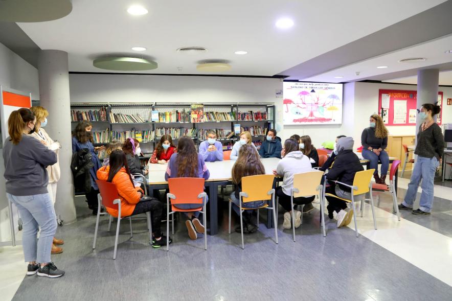 Asistentes debatiendo en el centro imagina