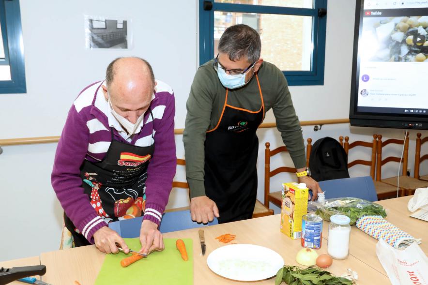  Visita al Taller de Cocina en el Centro de Mayores de la Calle Orense - Imagen del alcalde en funciones Rafa Sánchez Acera charlando con un participante del taller.