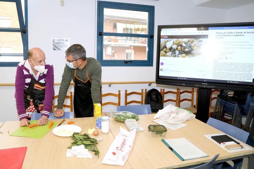 Visita al Taller de Cocina en el Centro de Mayores de la Calle Orense - Imagen del alcalde en funciones Rafa Sánchez Acera charlando con un participante del taller.