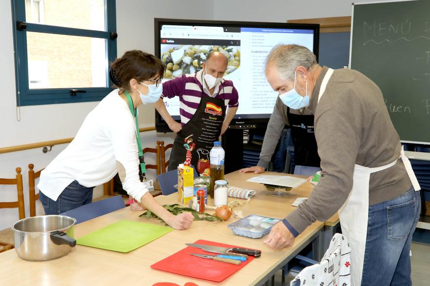   Visita al Taller de Cocina en el Centro de Mayores de la Calle Orense - Imagen del personas que participan en el taller de cocina.