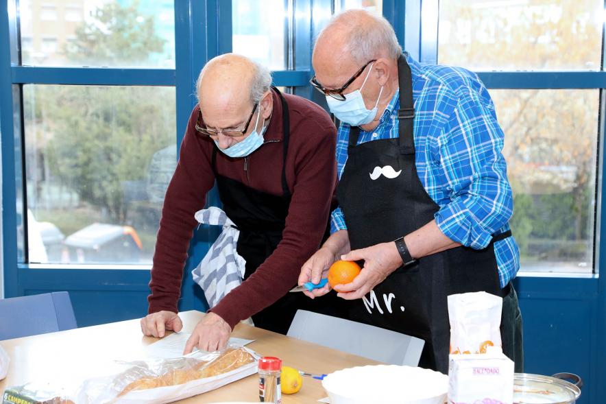 Visita al Taller de Cocina en el Centro de Mayores de la Calle Orense - Imagen del personas que participan en el taller de cocina.