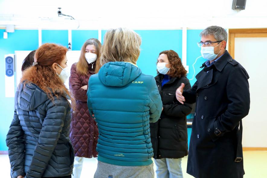 Delegación municipal charla con miembros del CEIP Gabriel y Galán