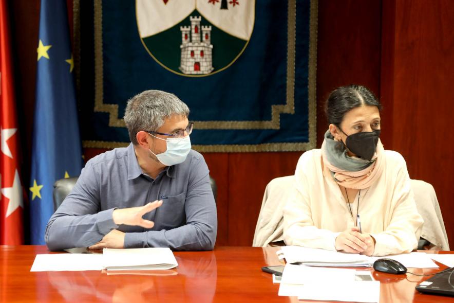 Asamblea Mancomunidad de Residuos - Imagen del vicealcalde Rafael Sánchez Acera junto a otra persona durante la reunión.