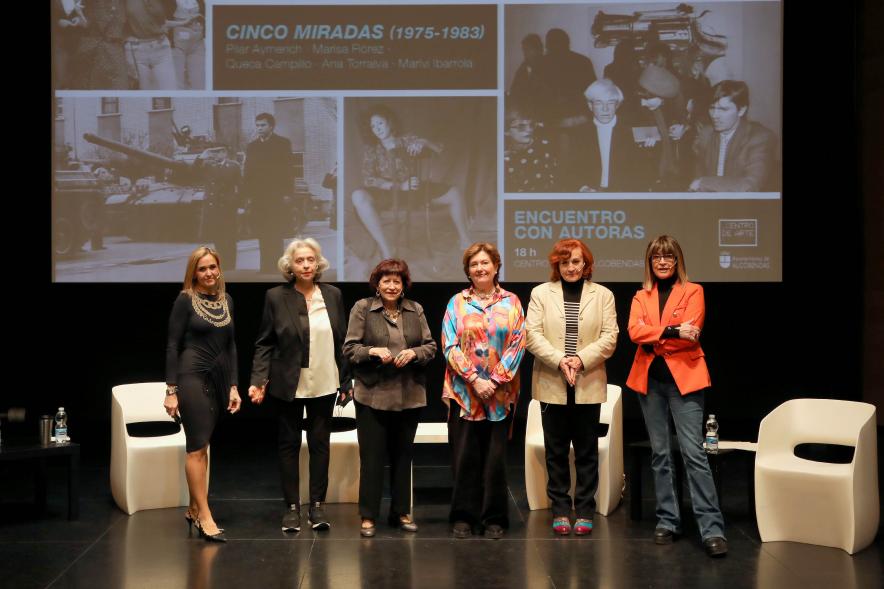  Coloquio y Visita Guiada a la Exposición "Cinco Miradas"  -  Imagen de la presentación del coloquio en el auditorio Paco de Lucía, las fotoperiodistas que participan junto a la concejala de cultura Rosario Tamayo. 